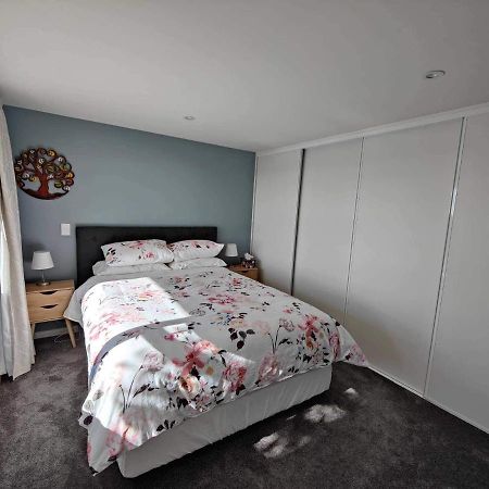 Fully Renovated Hillside Apartment Close To City Christchurch Exterior foto