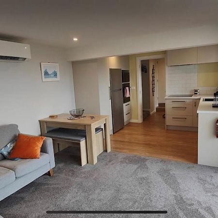 Fully Renovated Hillside Apartment Close To City Christchurch Exterior foto